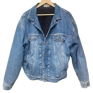 Vintage GUESS Men’s Denim Jacket! 🤠